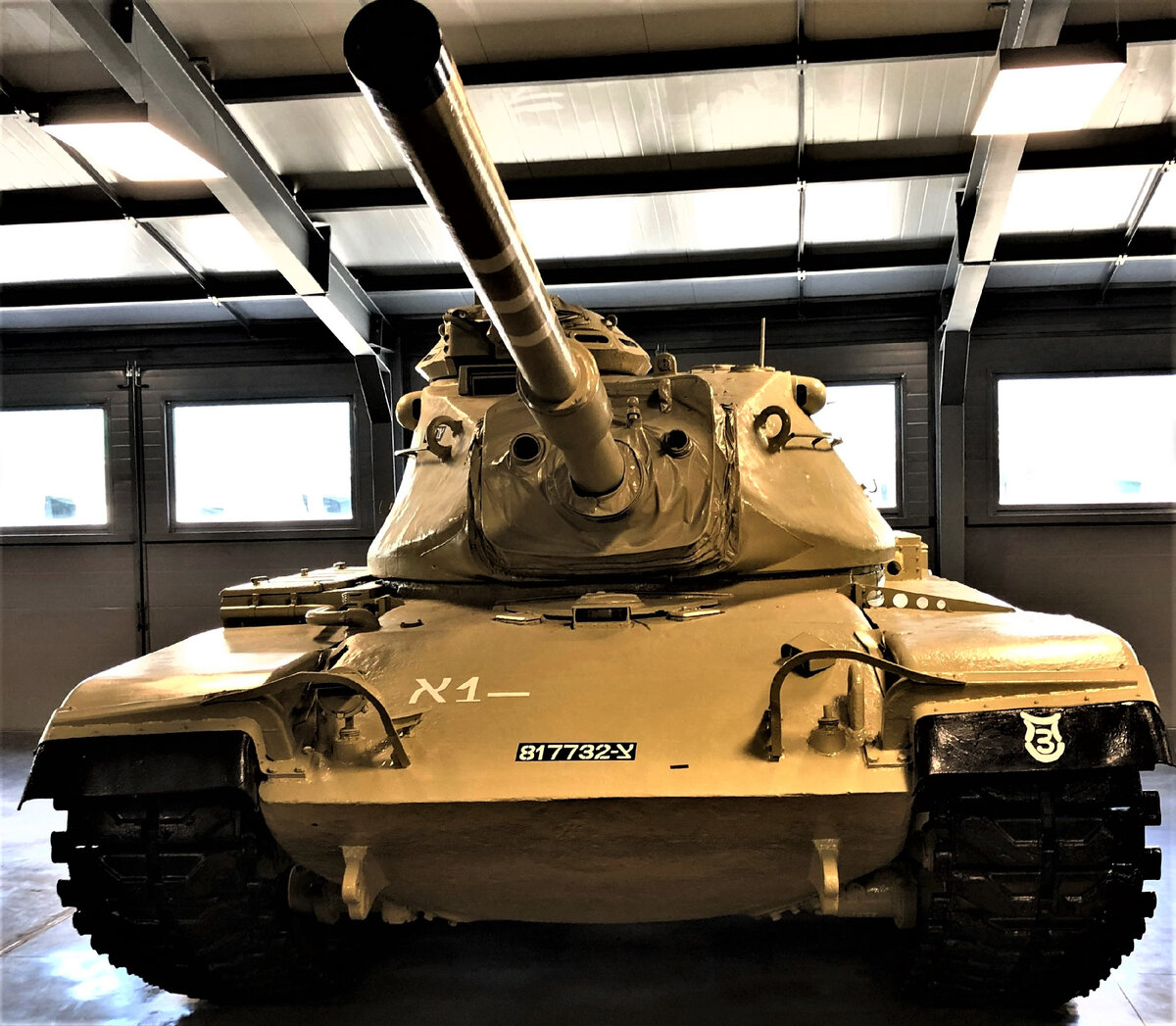 ОБТ М60А1/А3 (США). Угол наклона ВЛД 64 град. ,лобовых деталей башни~45 град. Защищающая стойкость лобовой проекции по защите от БОПС -250...270мм. Эффективно поражался советскими 125мм БОПСами в лобовую проекцию на дистанциях более 2000метров, а снарядом 3БМ22-более 2500 метров. 