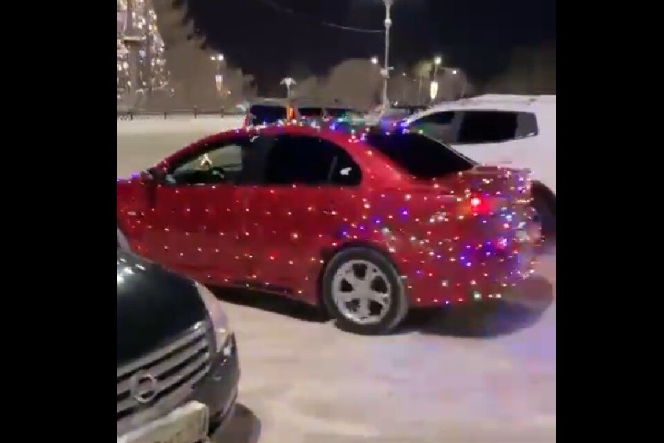     Водитель может получить штраф. Фото: скрин видео t.me/murmansk_chp