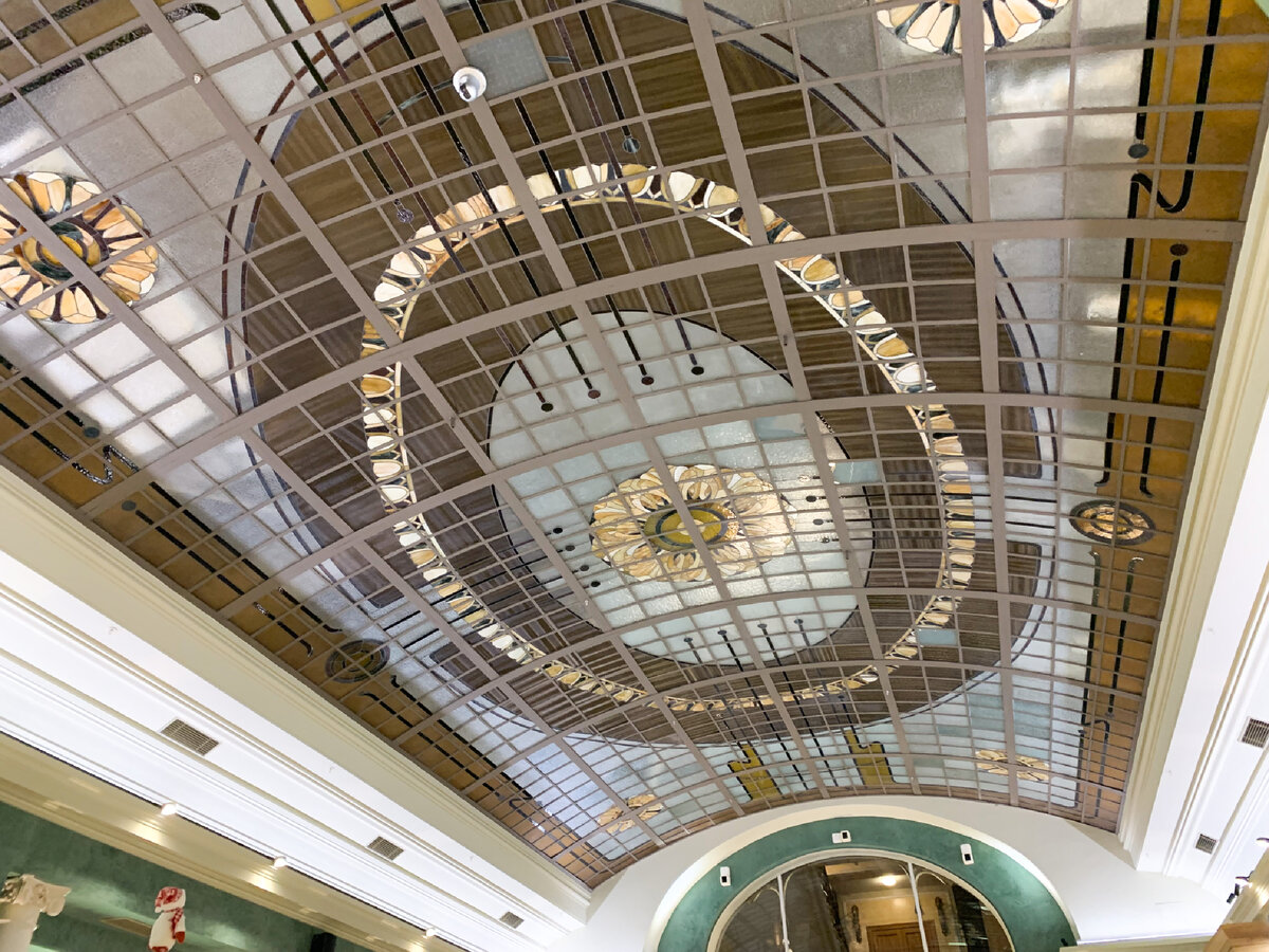 Потолок в книжном магазине Зингер