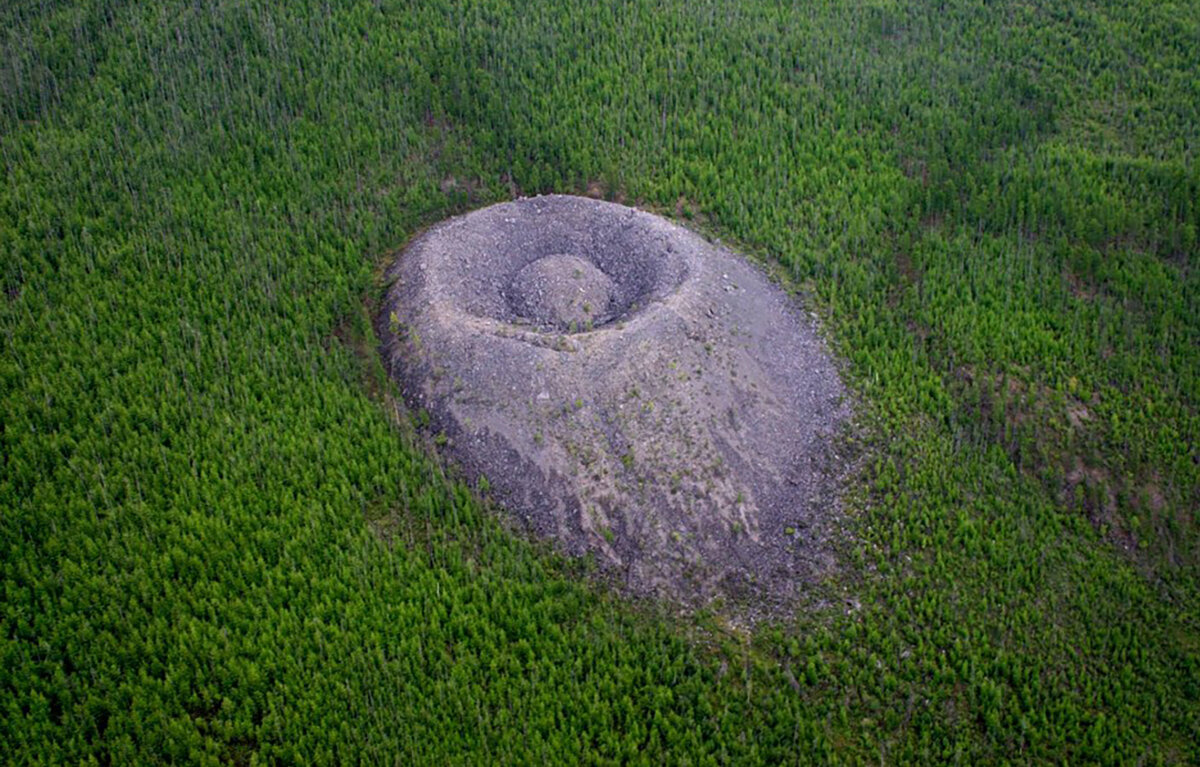    Патомский кратер  Dmitry Semenov/CC BY 4.0/Wikimedia Commons