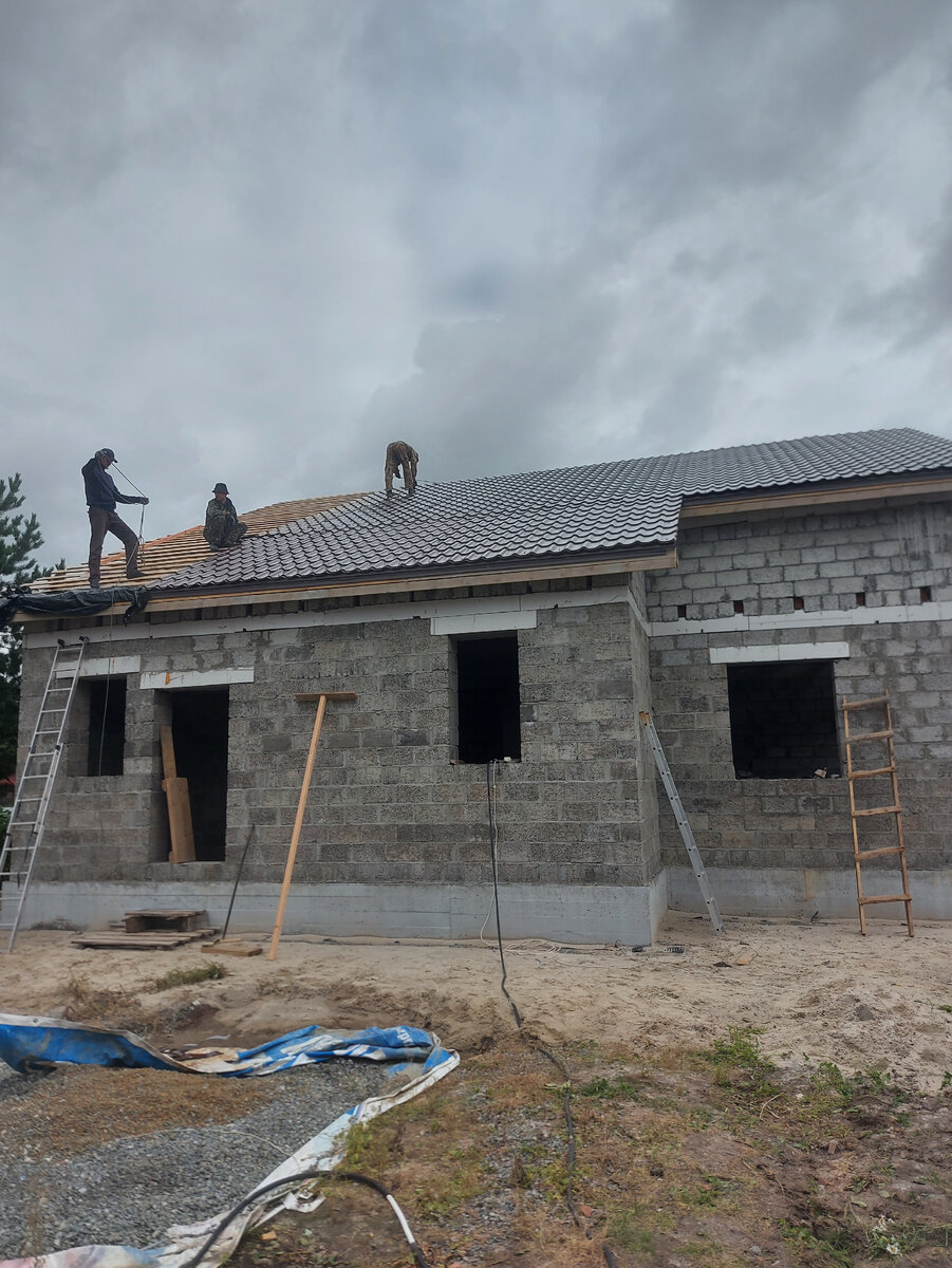 Вид с заднего двора. Слева направо: окно котельной, временная дверь заднего входа (будет закрытое крыльцо), окно котельной, маленькое окно кухни-остиной 