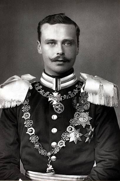 Эрнст-Людвиг (1868-1937) последний великий герцог Гессенский (правил в 1892-1918), старший брат императрицы Александры Федоровны.   