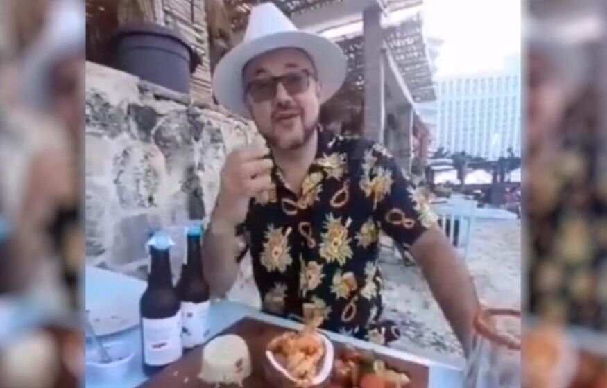    «Много денег! Много хорошего настроения!» Депутату сделали предупреждение за видео с отдыха за границей