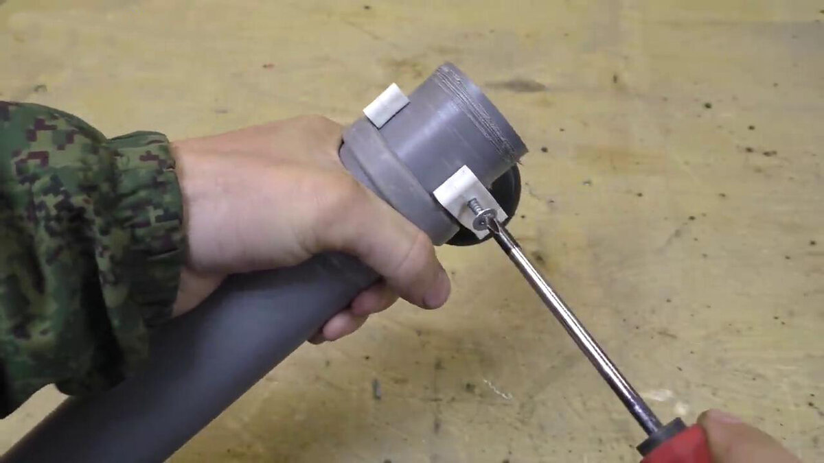 Приспособление для обрезки пластиковых труб и одновременного снятия фаски с кромки