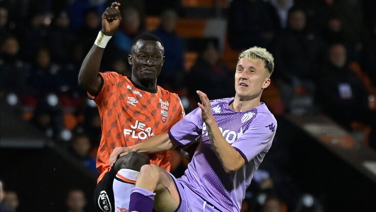    «Лорьян» — «Монако» — 2:2. Александр Головин в борьбе за мяч.