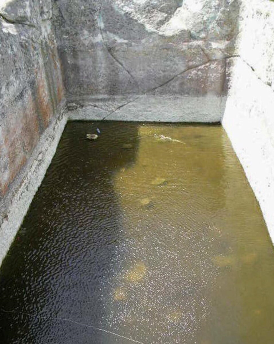 Бассейн с прямыми углами. Явно рукотворный.
Источник фото: https://3.404content.com/1/19/5A/1688896996057286176/fullsize.jpg