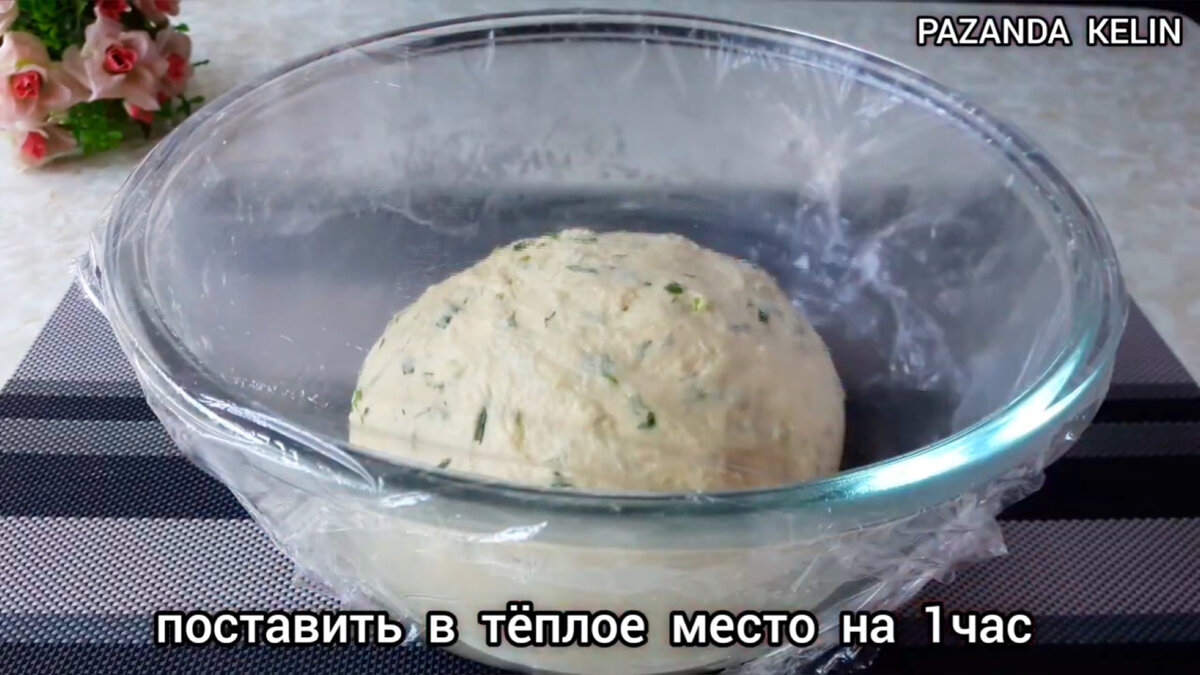 До чего же они мягкие и вкусные. Такие пирожки (пончики) с зеленью, готовлю на завтрак и обед. Приступаем к приготовлению. В миску вливаем тёплое молоко и воду.-11