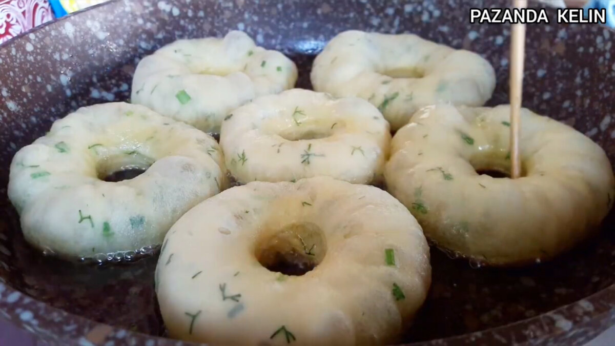 До чего же они мягкие и вкусные. Такие пирожки (пончики) с зеленью, готовлю на завтрак и обед. Приступаем к приготовлению. В миску вливаем тёплое молоко и воду.-17
