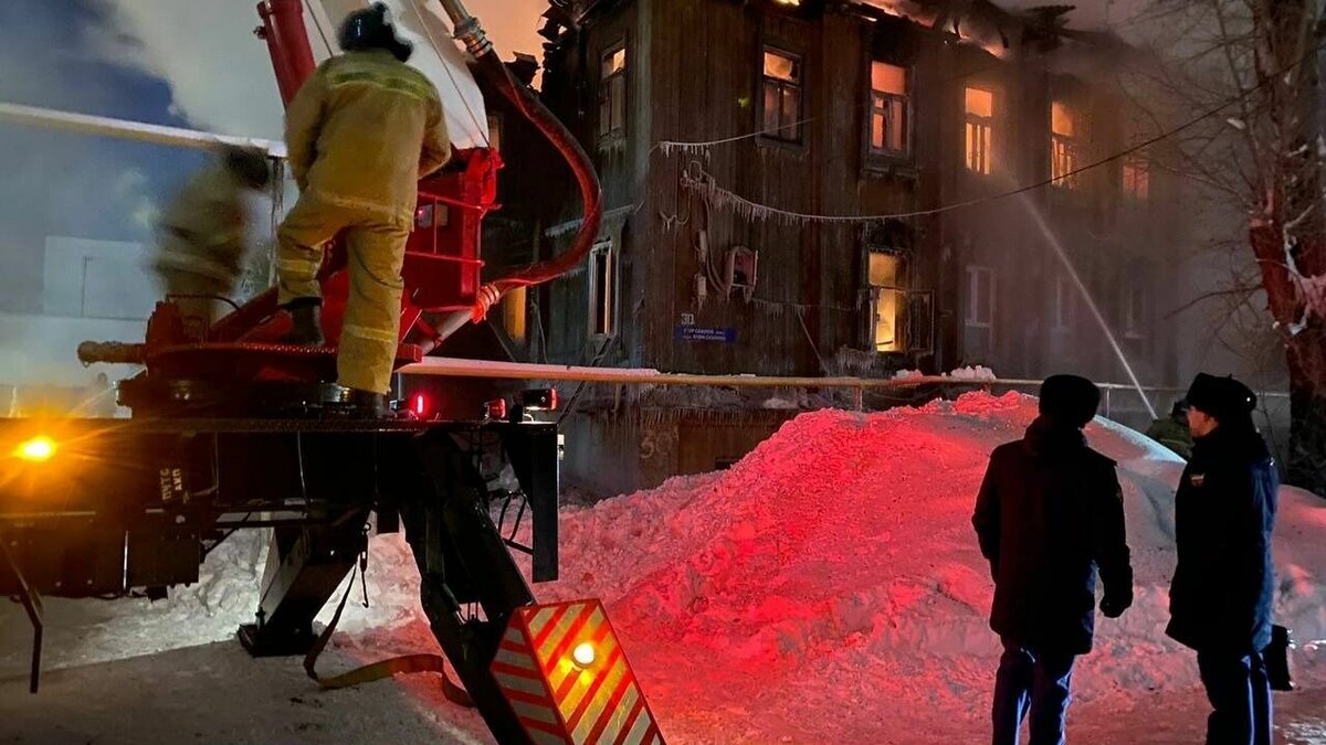     В ночь на 9 января на улице Сазонова в Уфе сгорел двухэтажный жилой дом, в ходе разбора завалов были обнаружены останки четырёх человек. По соседству с ним находится похожий деревянный дом 56-го года. Mkset поговорил с жильцом дома, который утверждает, что знал погибших, и обеспокоен будущим бараков