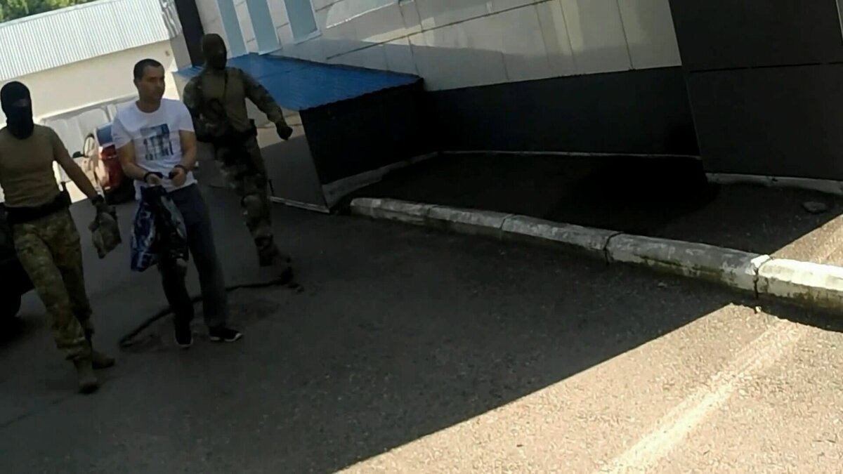    Гражданин с «оппозиционными взглядами» пытался поджечь мэрию «коктейлем Молотова», а также призывал с терроризму.