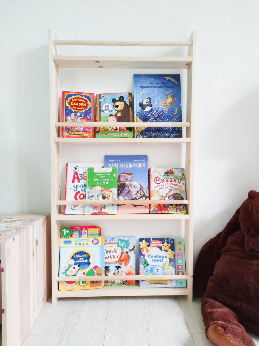 Полка-витрина поможет малышу самостоятельно сделать выбор