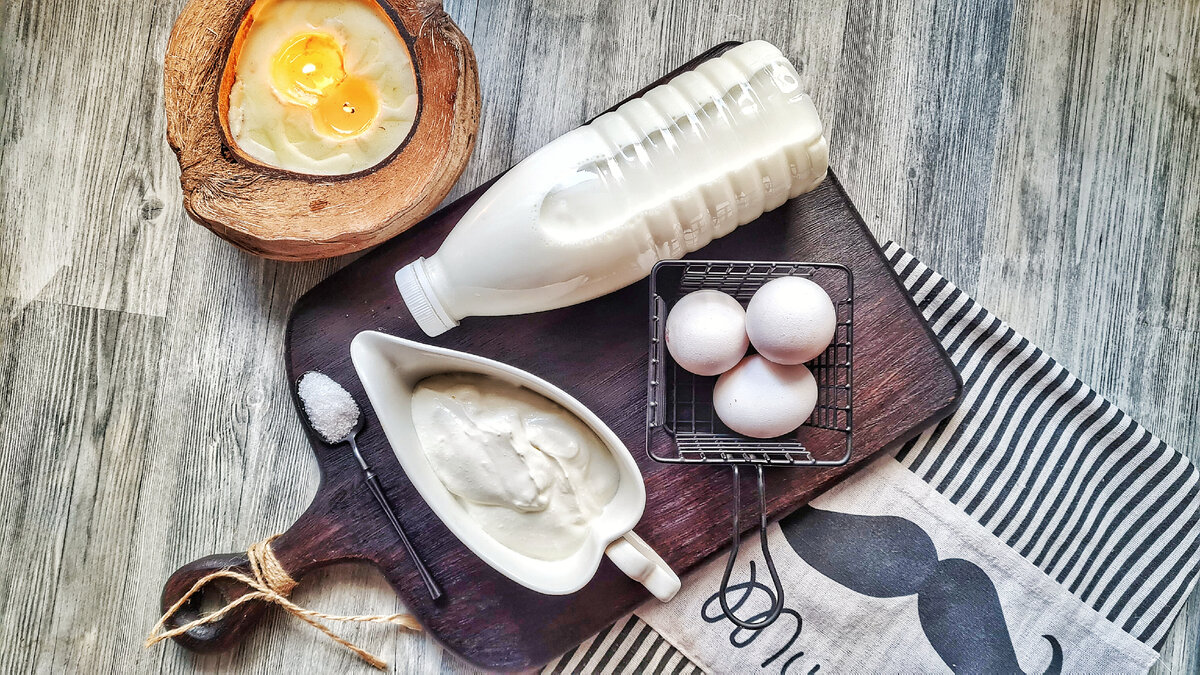 Для приготовления сыра нам потребуется: 1 литр молока (не ниже 2,5% жирности), 200 грамм сметаны (не ниже 15% жирности), 3 яйца, 1 чайная ложка соли (количество соли добавляйте по своему вкусу)