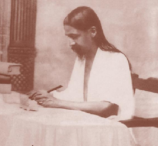 Рис.1. Шри Ауробиндо  выполняет Йогу действия (Карма Йогу)  или Йогу Божественных работ