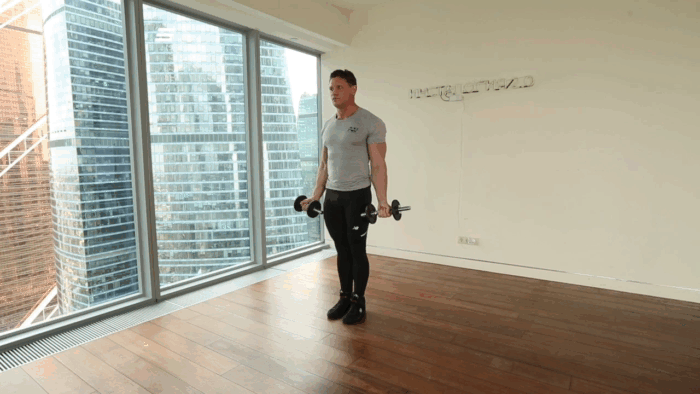 делаем бицепс гантелями. Все риски уронить на ногу