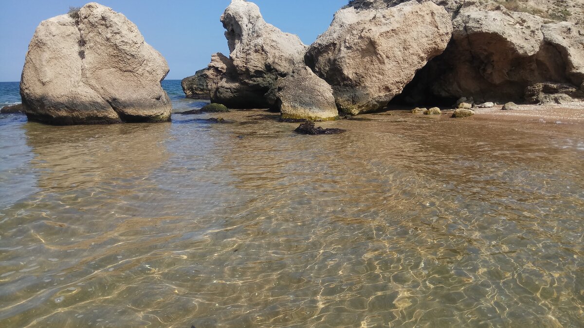 Дикий пляж на Азовском море со стороны Крыма под Керчью