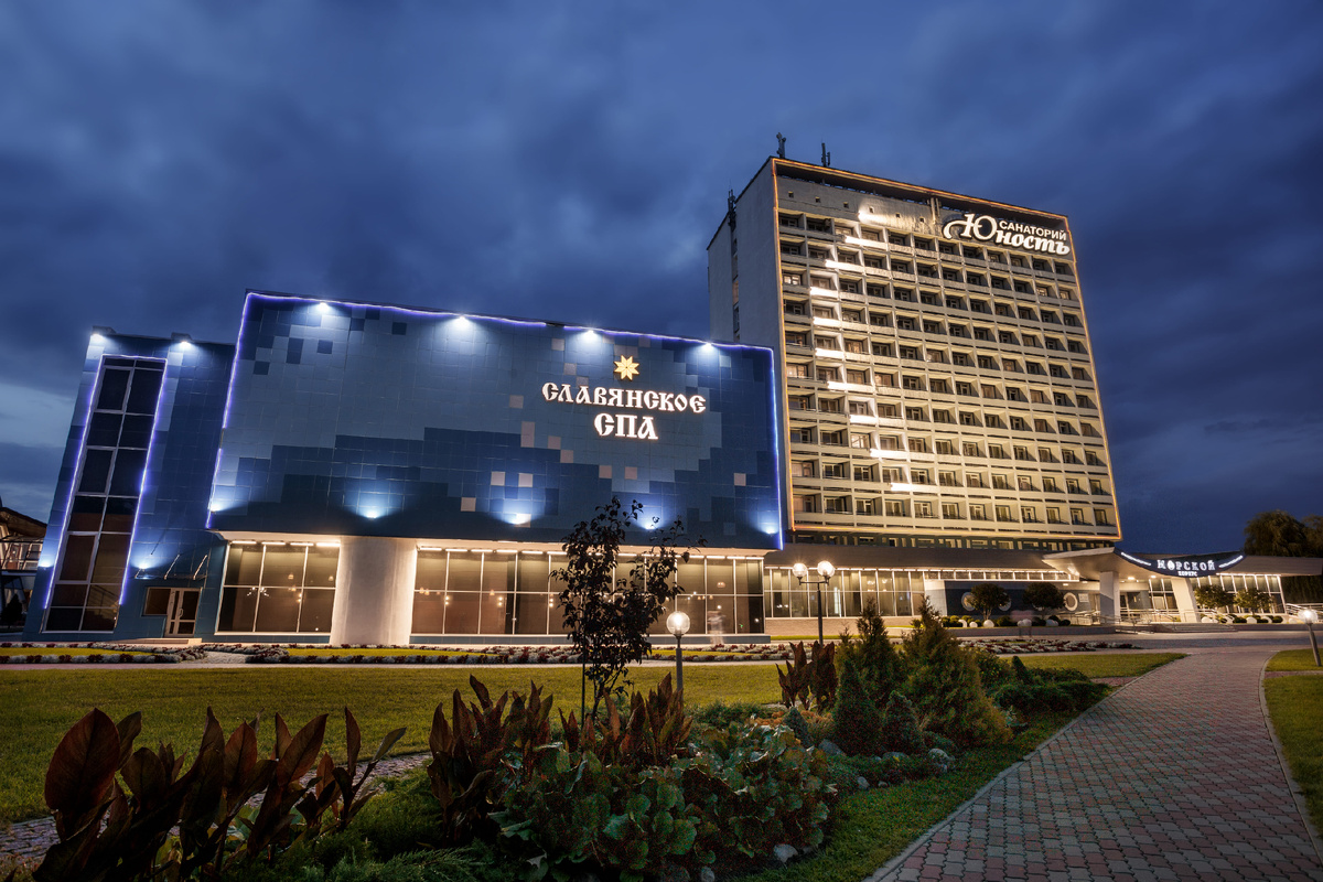 Корпус "Морской" и здание СПА.