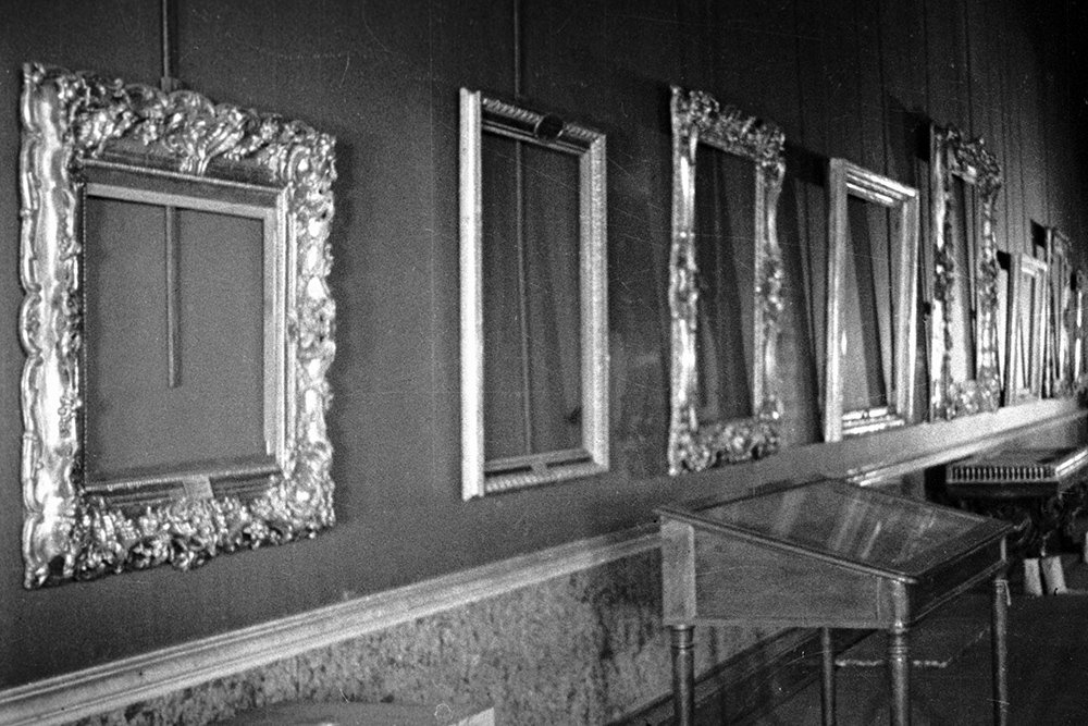 Пустые рамы в галереях Эрмитажа 