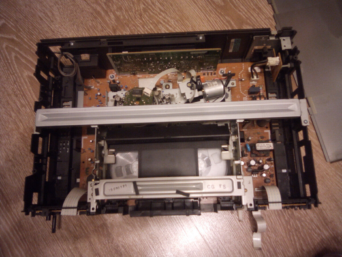 Фото автора. Внутренность регистратора с маленьким бонусом в виде кассеты))