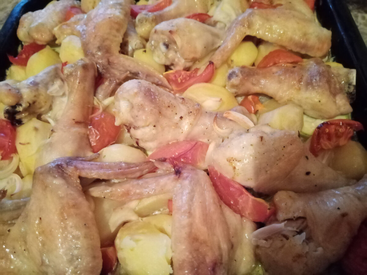 Каждая домохозяйка мечтает удивлять своих любимых новыми блюдами, но при этом минимально проводить время за готовкой и уборкой после. Этот рецепт из простых продуктов с минимальными затратами, позволит вам уделить время семье, а так же побаловать их вкусненьким🤗🍽️.