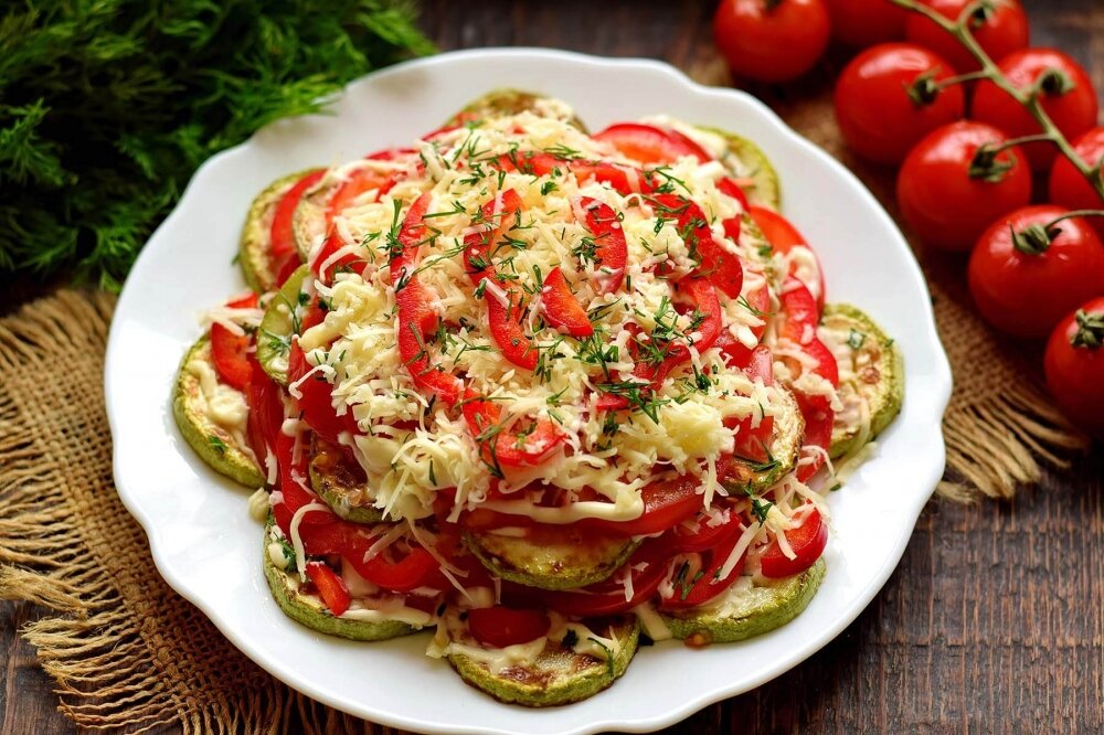 Салат с помидорами и чесноком. Салат с жареными кабачками. Салат с помидорами и сыром. Кабачки с помидорами и чесноком. Салат из кабачков и помидоров.