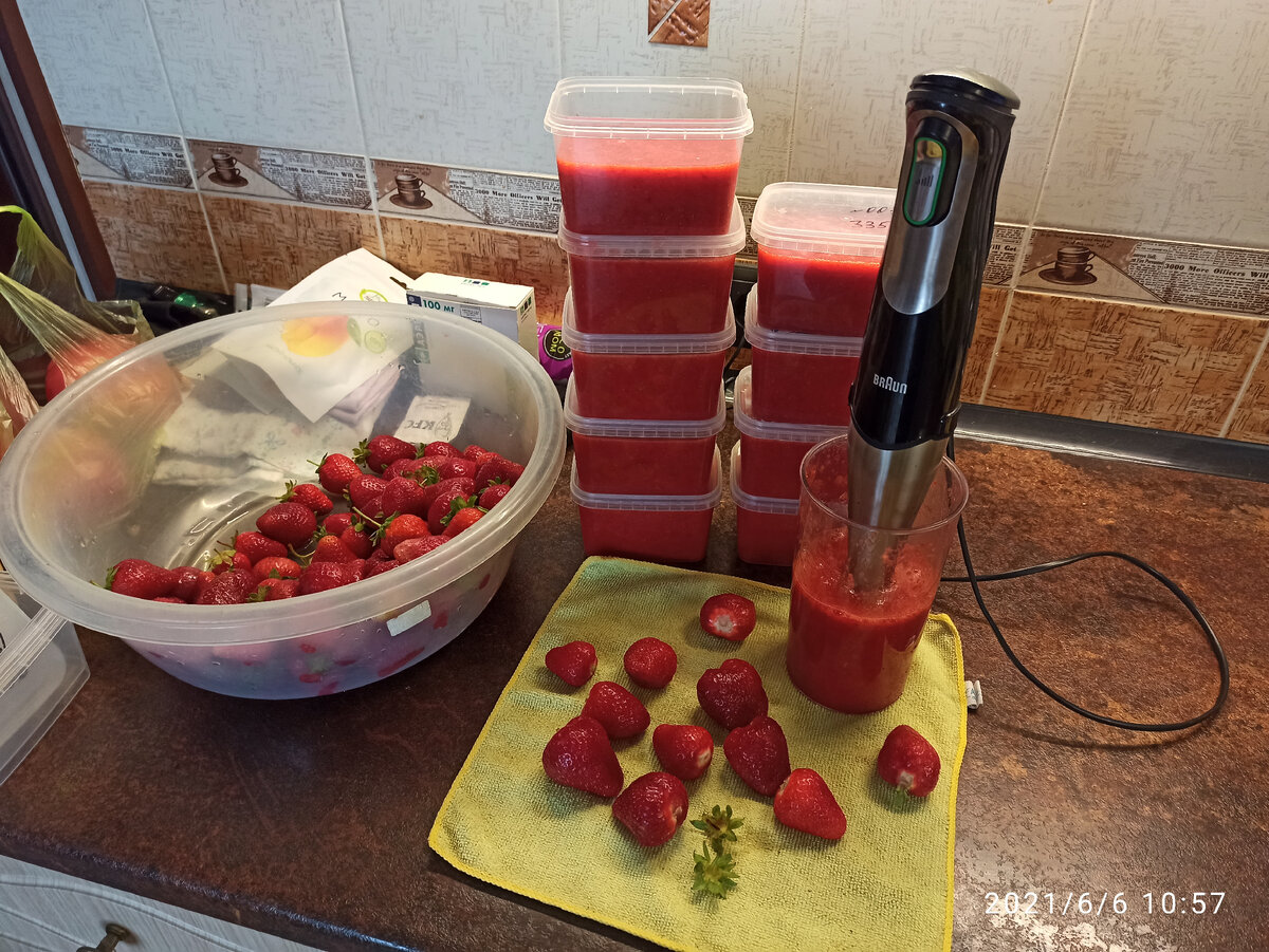 Вот так наша Эта клубнику замораживает. Говорит, что так вкуснее. 