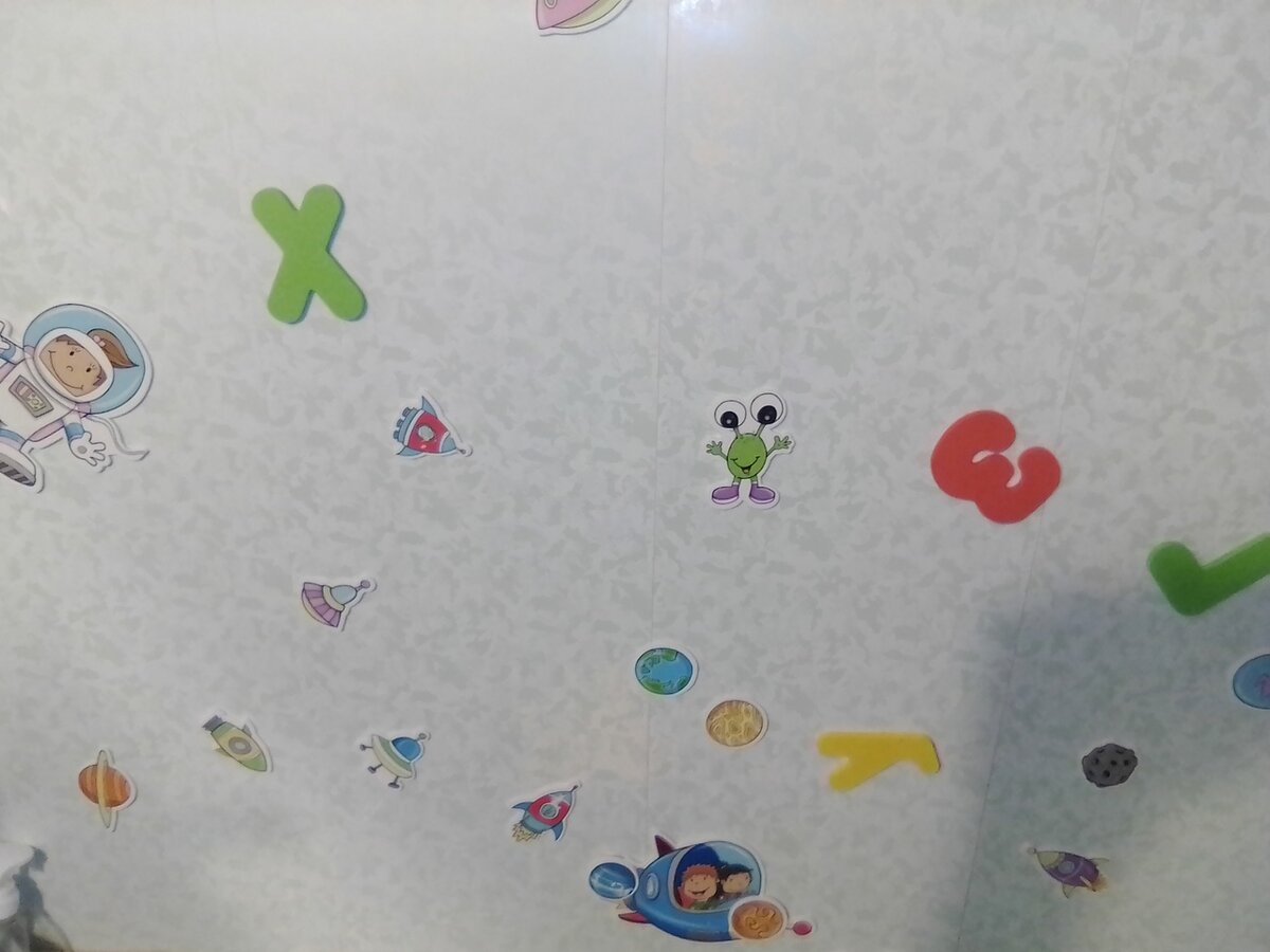 Сын прибрал свои игрушки в ванной