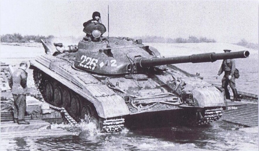 Танк Т-64 (объект 432) образца 1967 г. на паромной переправе.