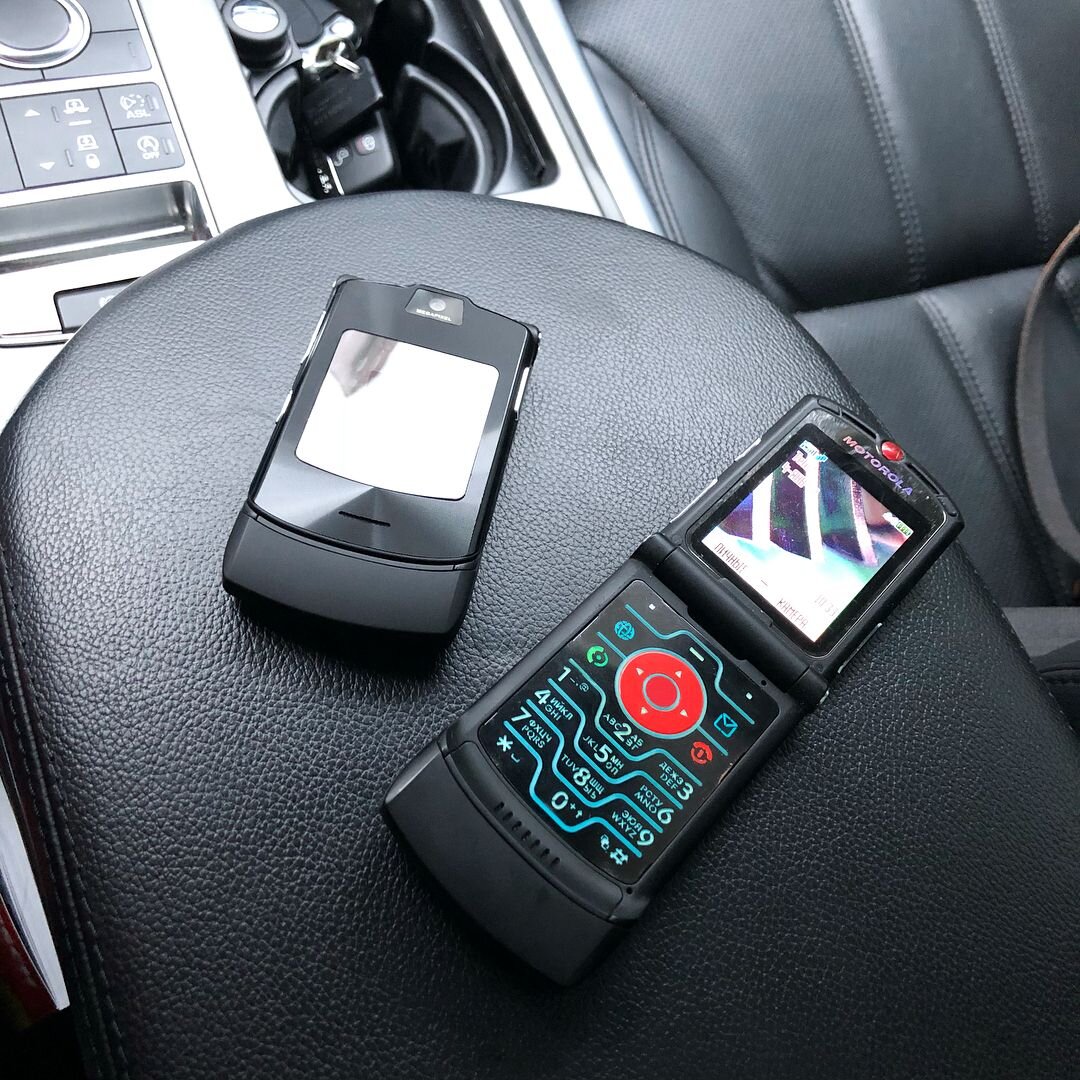 Кнопочный телефон Motorola RAZR V3 купить по низким ценам в интернет ...