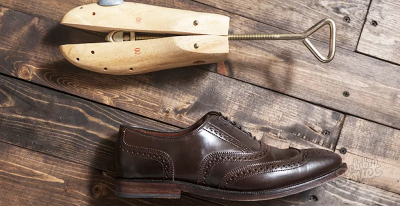 На картинке есть специальный инструмент, однако растянуть обувь можно и без него.