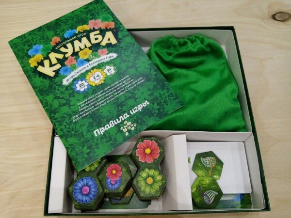 Компоненты в игре отличного качества. Тайлы цветов из плотного картона, деревянные фигурки бабочек и мешочек под них, а так же колода карт. Лично я бы не отказался от пластикового органайзера, но и так в коробке все неплохо хранится. 