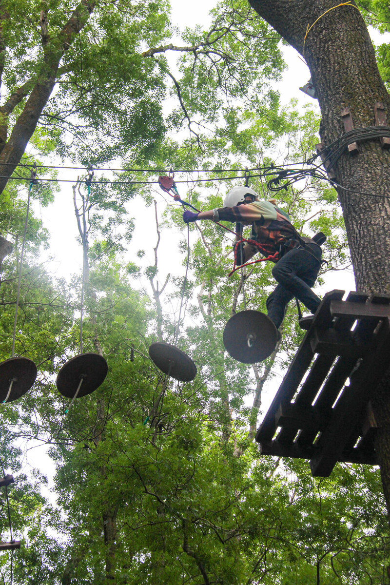 В начале этого лета мы отдыхали в посёлке Дивноморское. Посёлок этот не большой, но некоторые развлечения для детей там имеются.-8