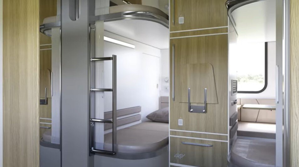 Еще в конце 2019 года РЖД представило концепт новых плацкартных вагонов, в которых уже личное пространство было разграничено. Четыре скрина сделаны с видео "Обзор плацкартных вагонов РЖД 2020", https://chudo.tech/ 