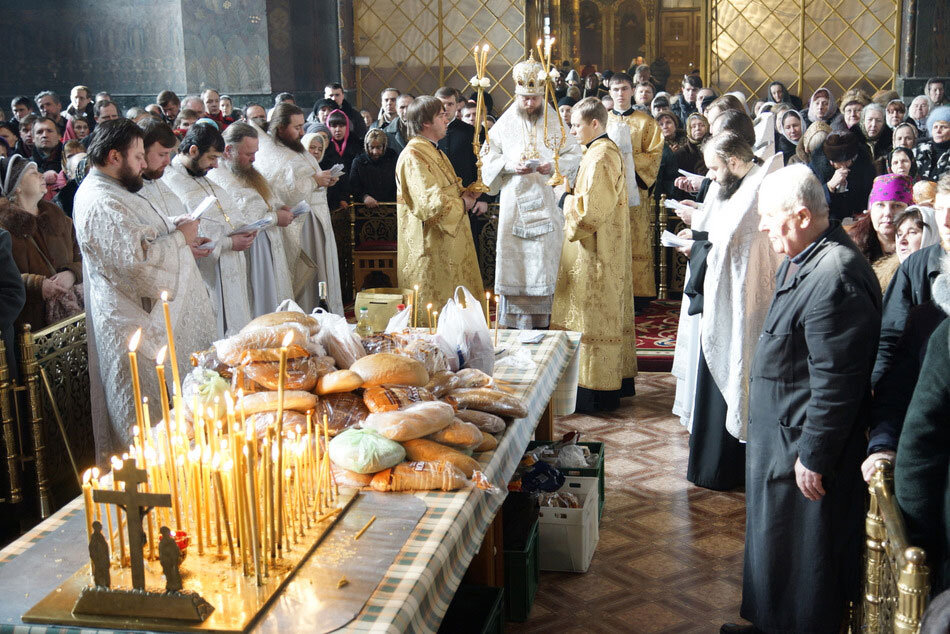 Можно ли во время поминок. Поминальный столик в храме. Поминовение в храме. Поминальный стол в церкви. Панихидный стол в храме.