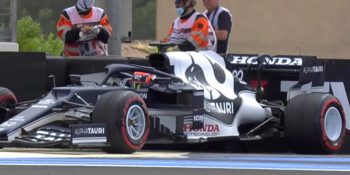 Вылетевший с трассы болид Юки Цуноды