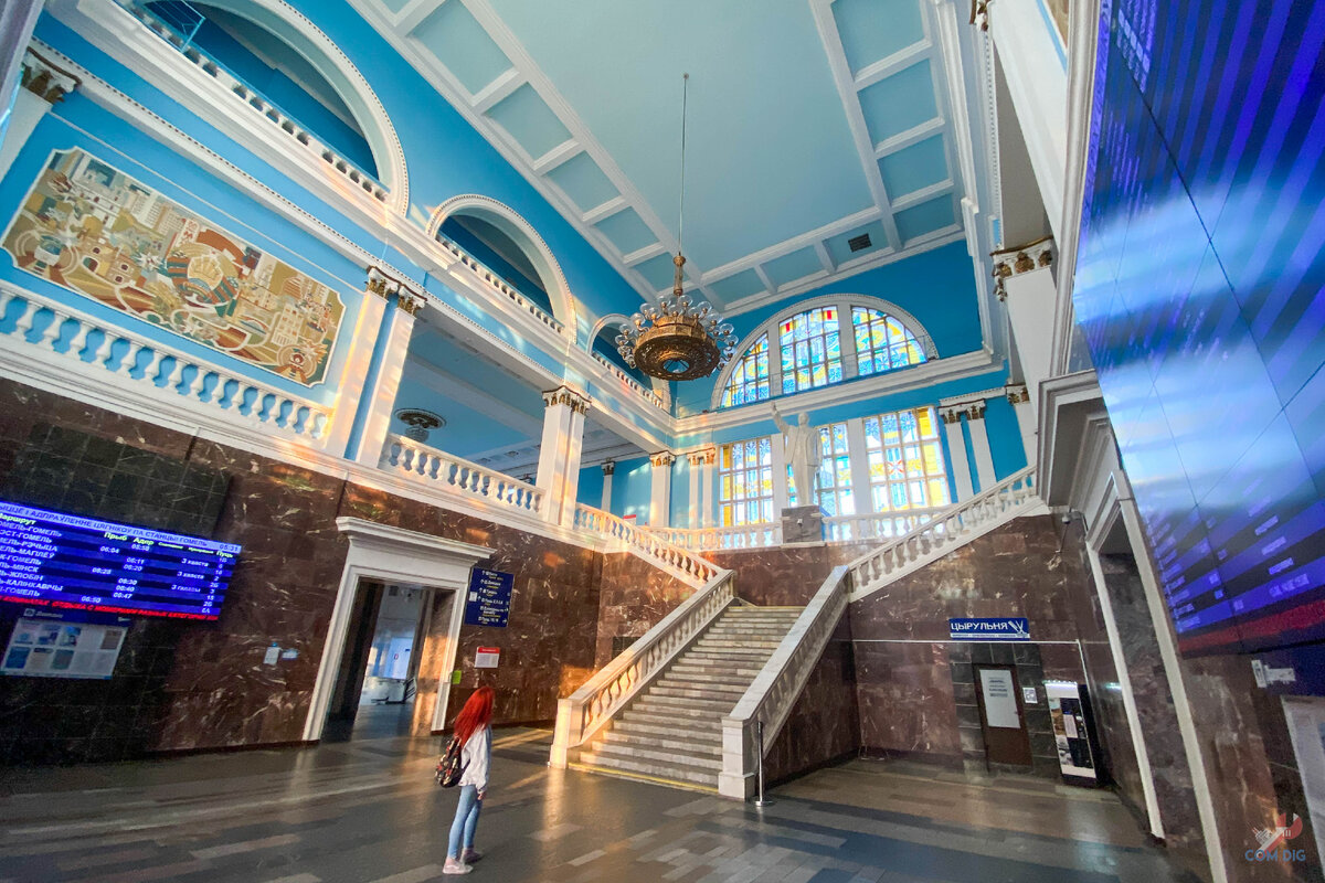 Внутри здания гомельского вокзала. 