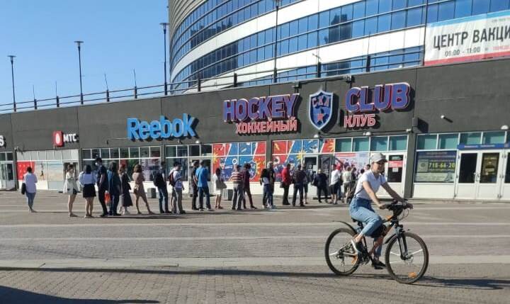 очередь у центра вакцинации