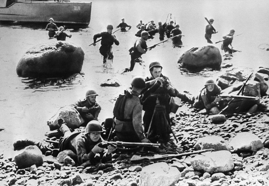 Великая Отечественная война, 1944 год. Высадка морского десанта. - Фото: ТАСС