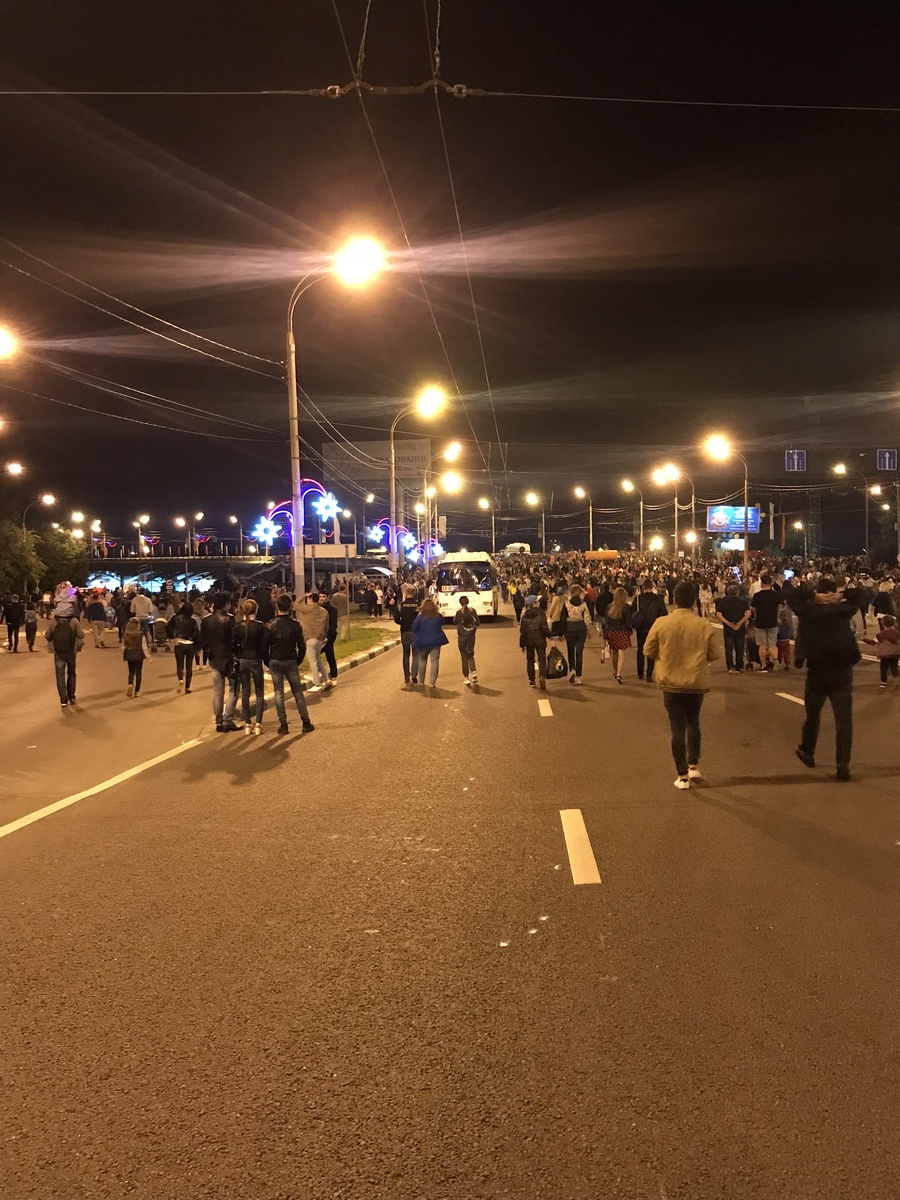 Окружение, подобно толпе, затягивает в общее течение, из которого впоследствии тяжело выбраться..