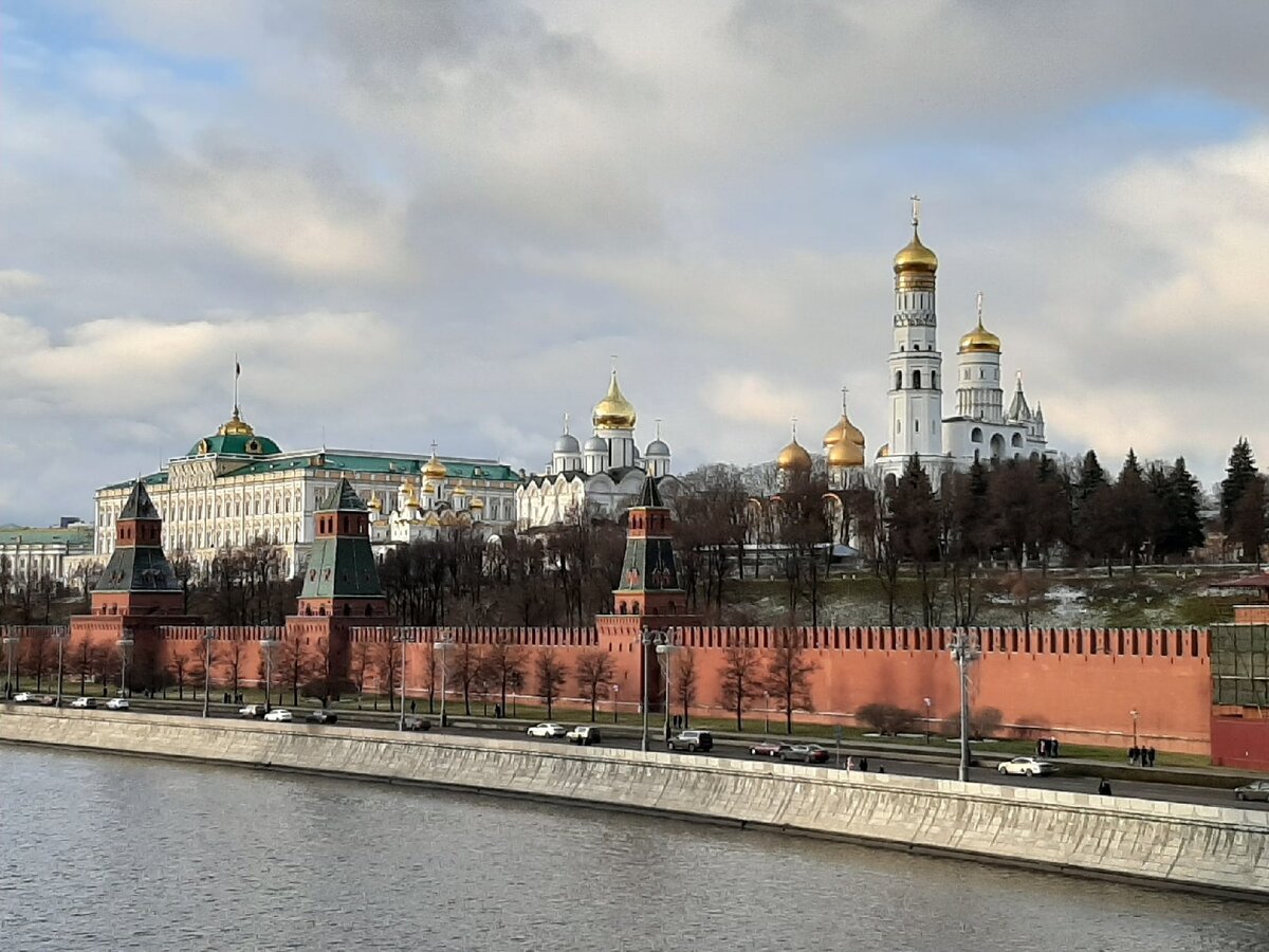 Знакомый всем вид на Златоглавую.