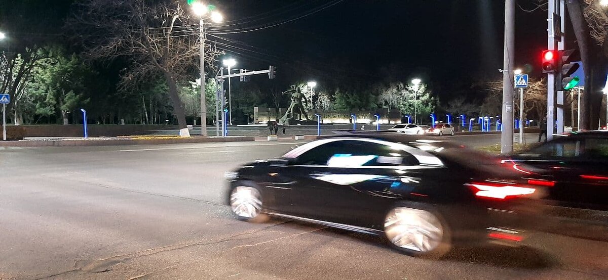 памятник "Мужество" открыт 20 мая 1976 года. Скульптор Дмитрий Рябичев, архитекторы - Л. Адамов, С. Адылов.