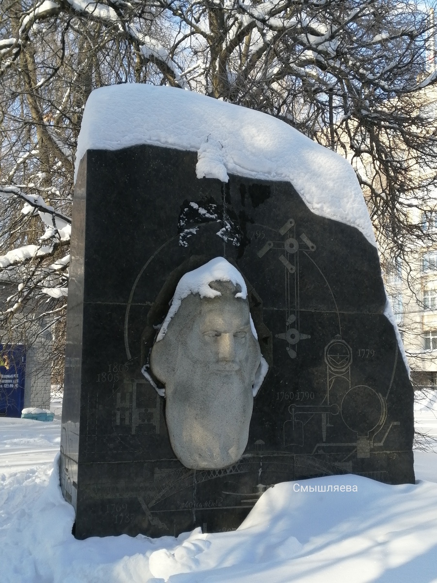 Памятник Кулибина, установленный в Нижнем Новгороде