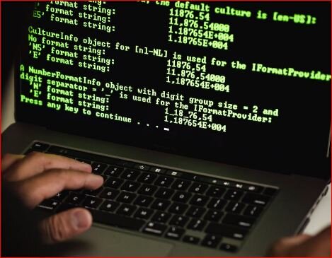 хакер. Источник - https://www.pexels.com/ru-ru/photo/5935788/