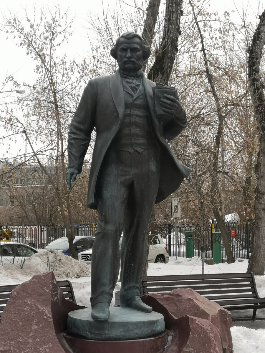Памятник Тургеневу в скверике за музеем