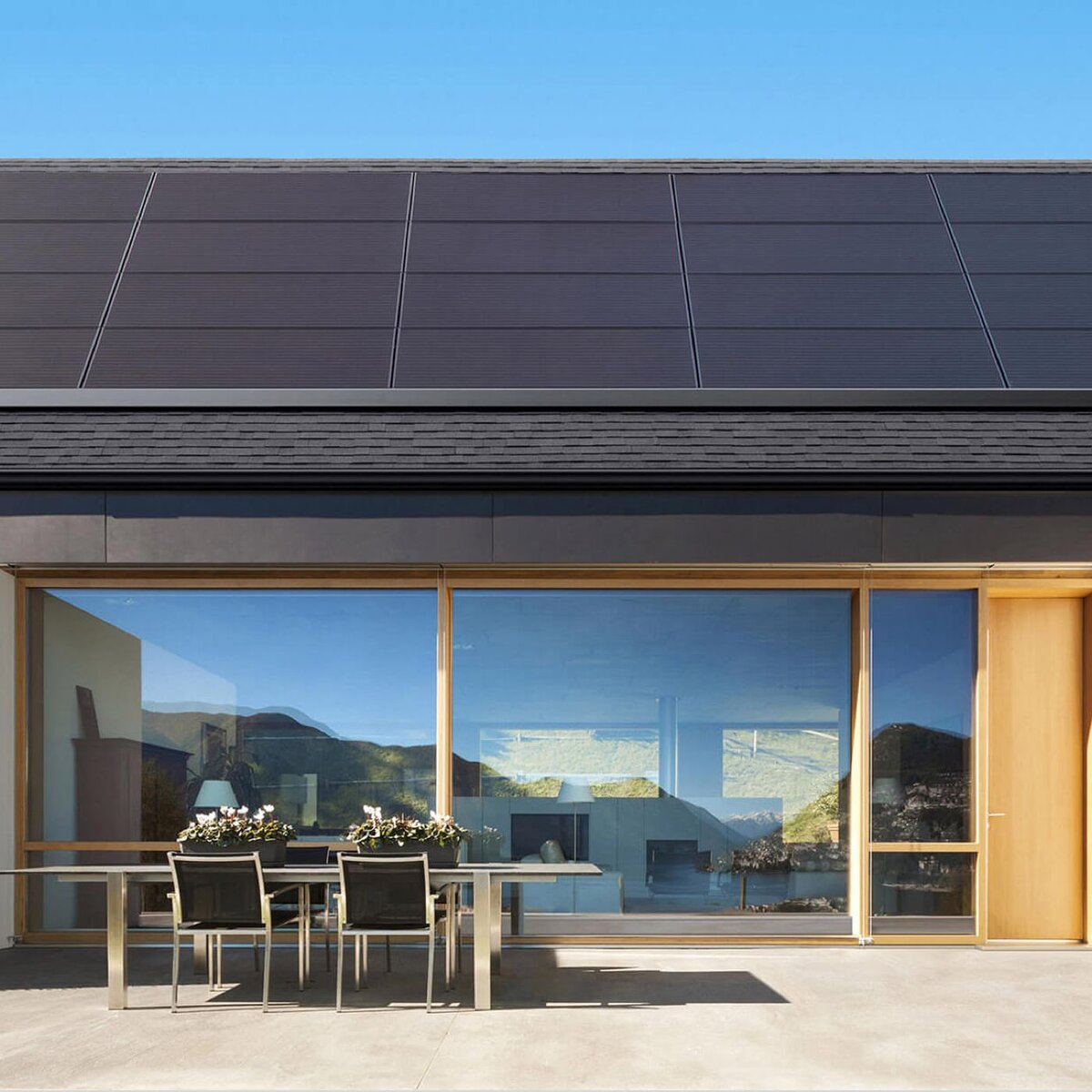 Солнечная электростанция, установленная на крышу загородного дома