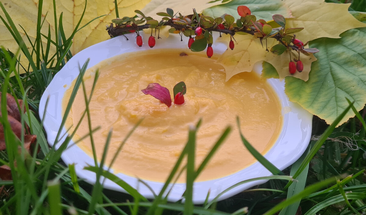 Фото автора. Мой фирменный тыквенный суп. Рецепт есть на канале. Ссылка - в конце статьи.