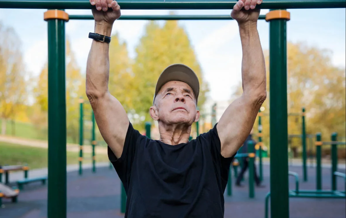 спина на турнике. подтягивания про остеохондроз. поясница отдел позвоночника. упражнение на турнике при грыже позвоночника. вис на турнике при грыже поясничного отдела.