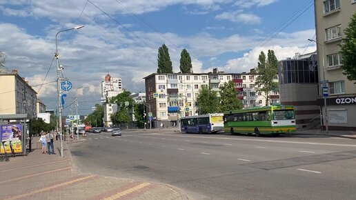 Оживленная улица Советская города Липецка. Высотки, самокаты и торговые центры