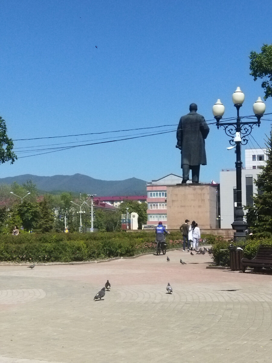 Памятник Ленину В. И. на центральной площади Южно- Сахалинска. Сняла сзади, неохота было тащиться по жаре, чтобы лицезреть его спереди. 