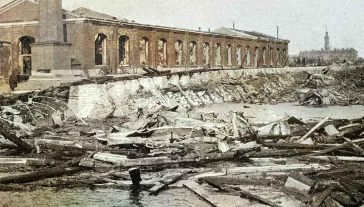 Все, что осталось от сгоревшего 31 мая 1901 года на Галерном островке эллинга № 2  вместе со строившимся в нем крейсером «Витязь». Вверху на втором плане — 
пострадавшая во время пожара судостроительная мастерская