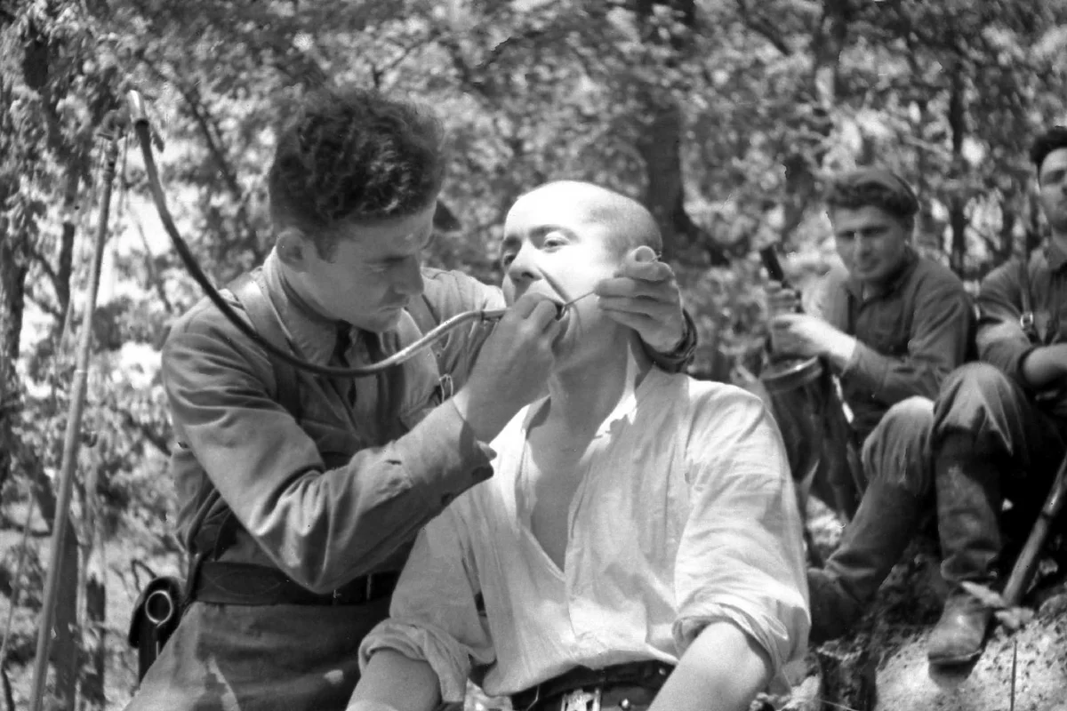 Импровизированный кабинет зубного врача. Лето 1943 г. | Фото: Иван Запорожский